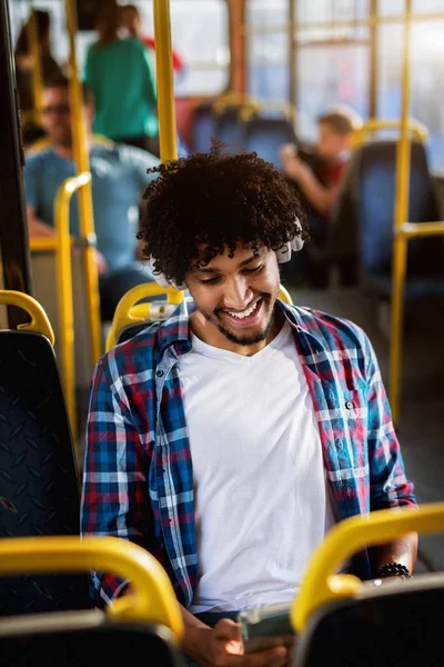 Unga Lycklig Man Sitter Buss Säte Lyssnar Musik Headset Och — Stockfoto