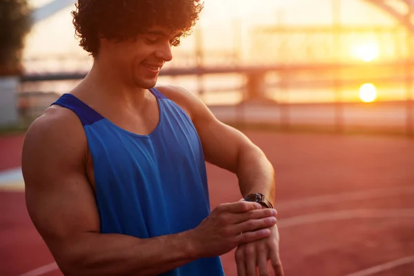 Giovane Uomo Forma Sorridente Controllando Suo Orologio Prima Dell Inizio — Foto Stock