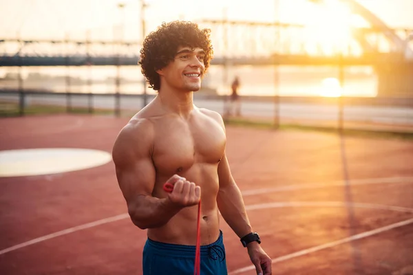Los Músculos Abdominales Los Jóvenes Hombres Fuertes Sin Camisa Entrenamiento — Foto de Stock