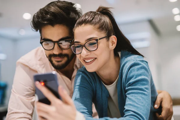 Jovem Casal Feliz Loja Eletrônicos Escolher Novo Smartphone — Fotografia de Stock