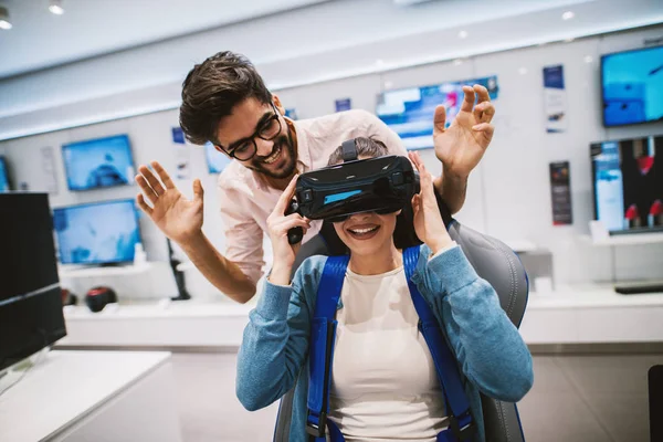 Junge Frau Mit Brille Und Kabellosem Steuerknüppel Der Hand Technologiegeschäft — Stockfoto