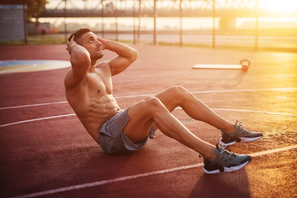 Entrenamiento Físico Aire Libre Hombre Guapo Trabajando Ejercicios Mañana Temprano — Foto de Stock