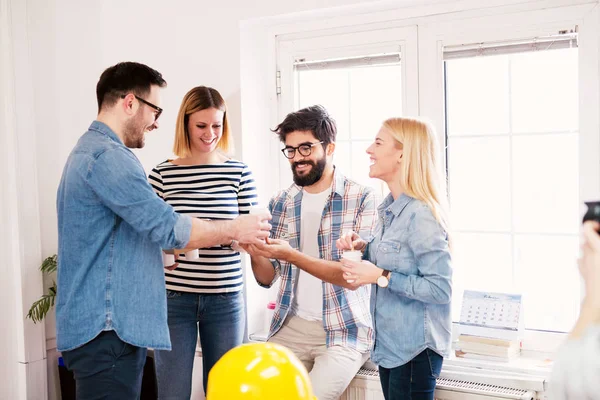 Gruppe Junger Glücklicher Mitarbeiter Die Sich Der Pause Beim Kaffeetrinken — Stockfoto