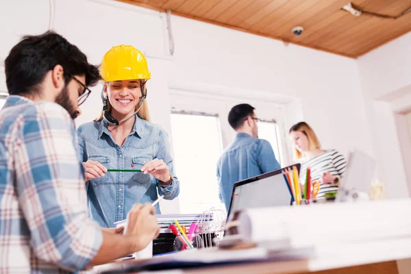 Giovani Ingegneri Focalizzati Creativi Che Lavorano Insieme Consultano Ufficio Sul — Foto Stock