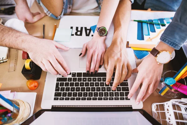 Primer Plano Las Manos Sobre Teclado —  Fotos de Stock