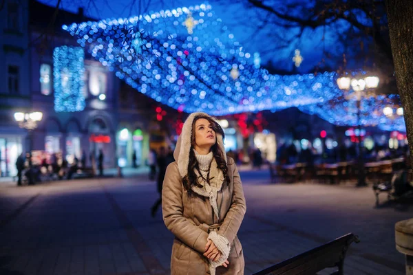 Söt Ung Tjej Vinterpäls Stående Street Och Njuter Vacker Vinterkväll — Stockfoto