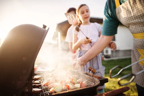 Szczęśliwa Rodzinna Kuchnia Grillu Zewnątrz — Zdjęcie stockowe