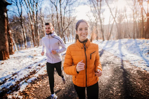 Boldog Mosolygó Sportos Fiatal Pár Jogging Téli Sportruházat Szabadtéri Képzés — Stock Fotó