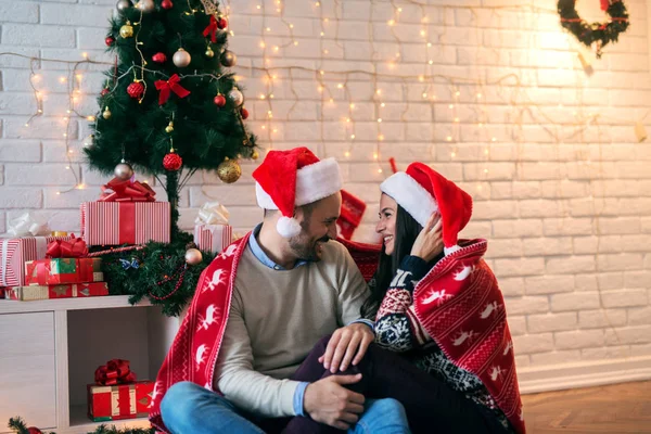 Glückliches Paar in der Nähe des Weihnachtsbaums — Stockfoto