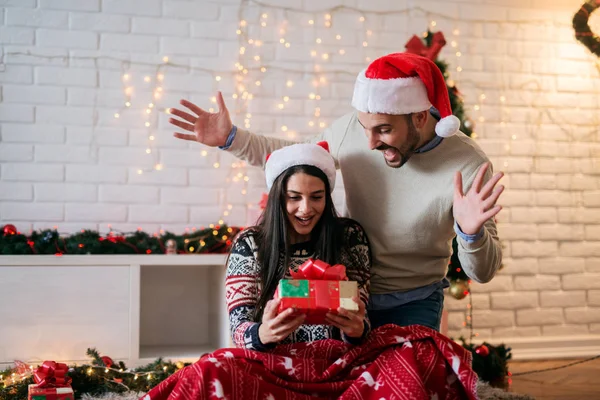 Glückliches Paar feiert Weihnachten zu Hause — Stockfoto