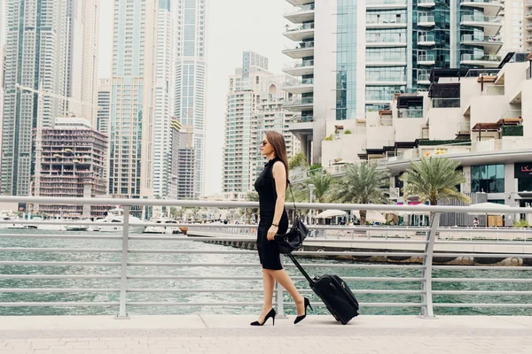 Fiatal Modern Magabiztos Üzletasszony Húz Egy Bőröndöt Dubai Marine Munkalehetőség — Stock Fotó