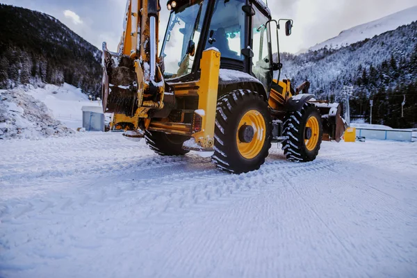 推土机在山上扫雪 使道路清洁的汽车 — 图库照片