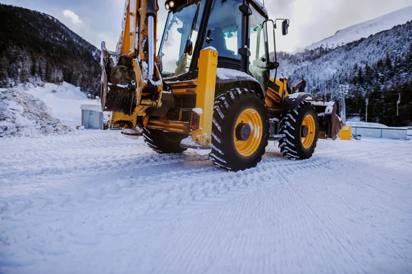 Bulldozer Limpiando Nieve Montaña Haciendo Camino Limpio Para Coche —  Fotos de Stock