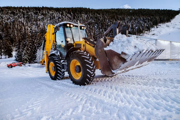Bulldozer Limpiando Nieve Montaña Haciendo Camino Limpio Para Coche —  Fotos de Stock