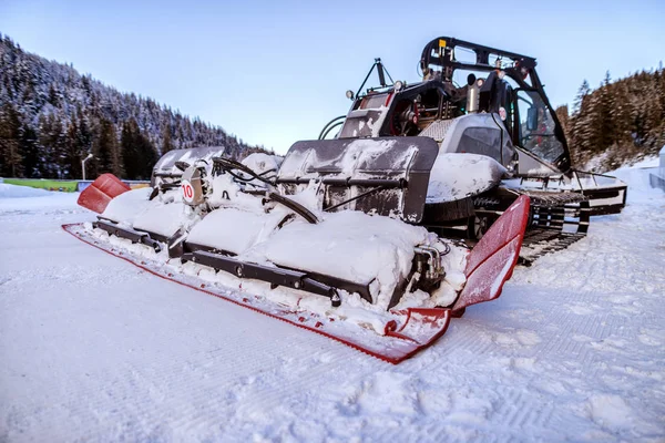 Bulldozer Limpiando Nieve Montaña Haciendo Camino Limpio Para Coche —  Fotos de Stock
