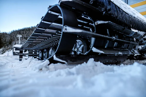 Primer Plano Oruga Metal Excavadora Pie Camino Cubierto Nieve —  Fotos de Stock