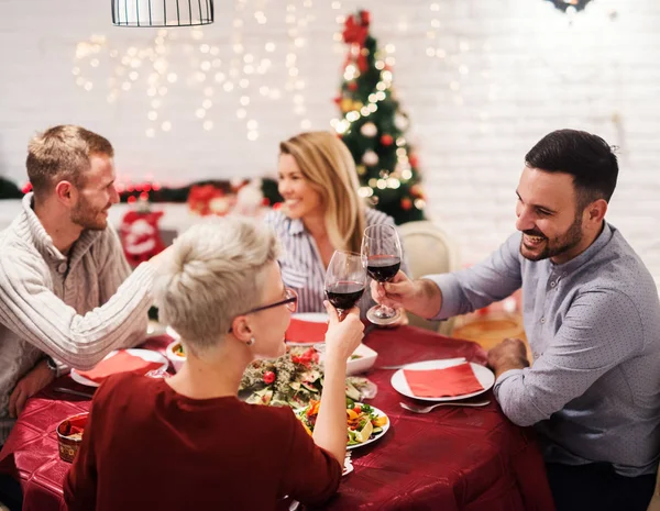 Happy Přátelé Slaví Vánoce Doma Tradiční Slavnostní Večeře — Stock fotografie