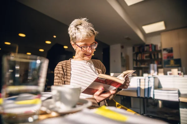 Porträtt Läsebok Glad Vacker Student Biblioteket — Stockfoto