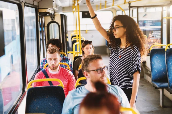 Jeunes Gens Attrayants Voyageant Bus — Photo