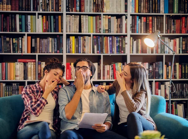 Imagen Tres Jóvenes Estudiantes Modernos Sentados Biblioteca Estar Cansado Aprender — Foto de Stock