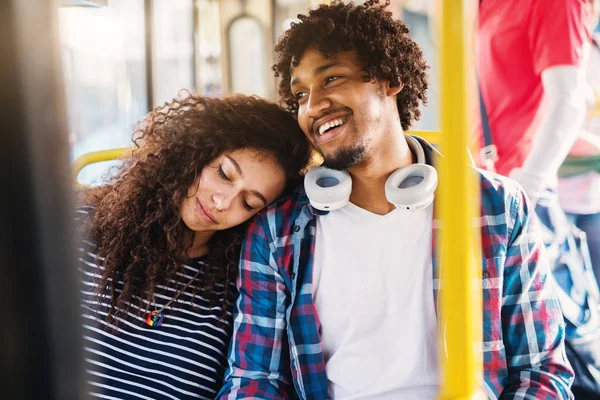 Jovem Homem Feliz Mulher Sentado Ônibus — Fotografia de Stock