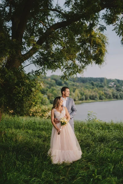 Jovem Casal Elegante Seu Dia Casamento Posando Natureza Noivo Abraçando — Fotografia de Stock