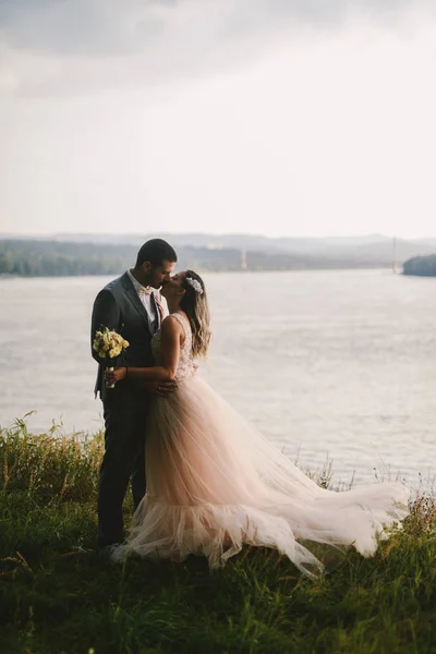 Imagen Emocional Una Pareja Recién Casados Parados Campo Besándose Río — Foto de Stock