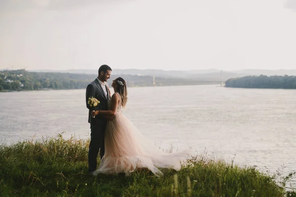 Emocjonalne Obraz Tylko Małżeństwem Stoi Polu Całowanie Rzeki Tle Kilka — Zdjęcie stockowe