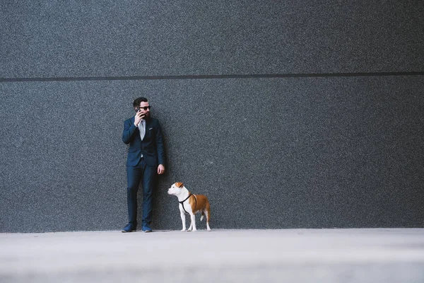 Hombre Negocios Paseando Perro Calle Mejores Amigos Caminando Guapo Hombre —  Fotos de Stock