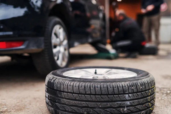 Pneu Neuf Sur Chaussée Près Voiture Dans Garage — Photo