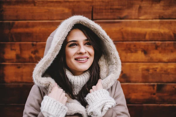 Gelukkig Mooie Vrouw Winterjas Tegen Houten Muur — Stockfoto