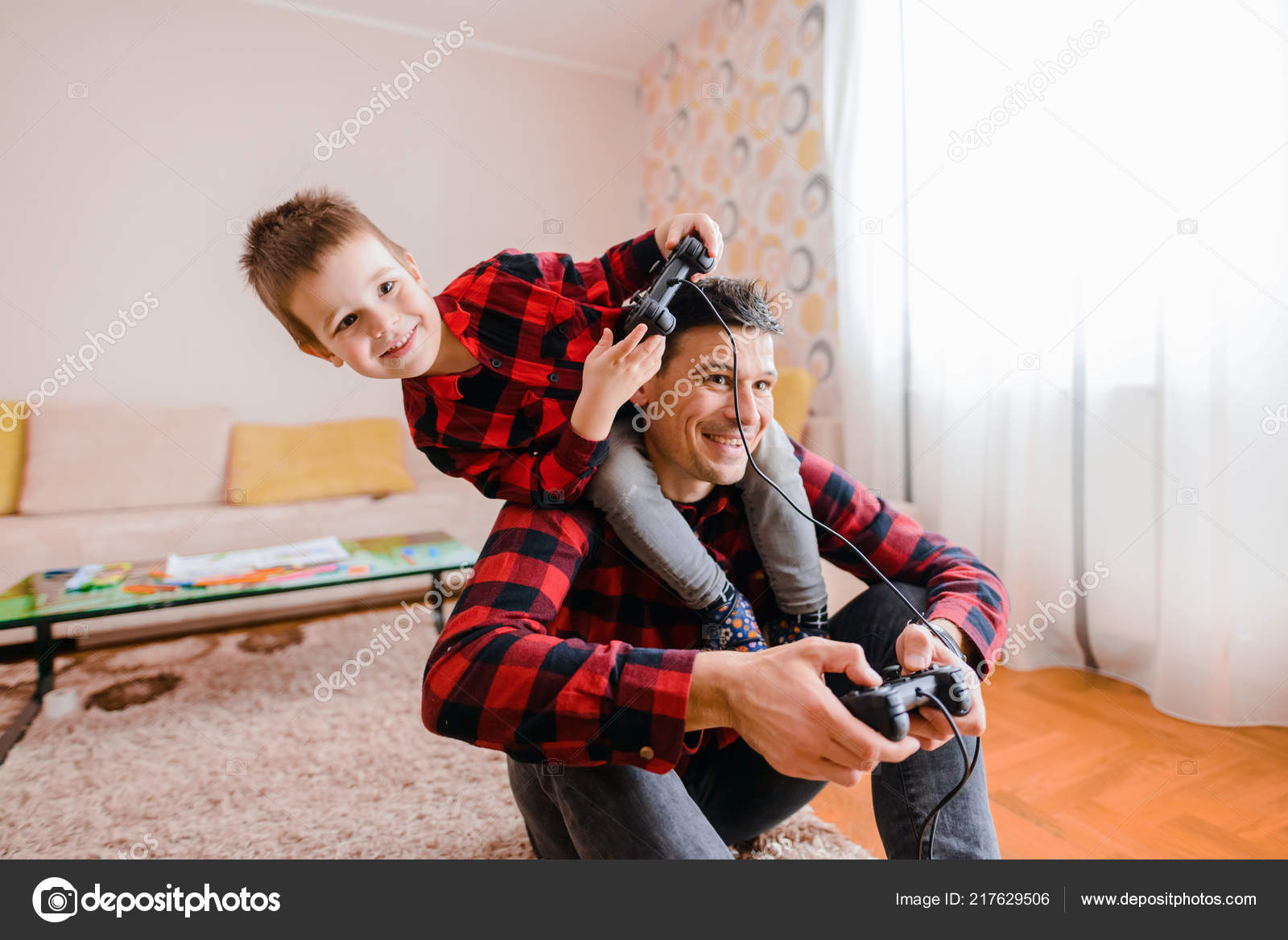 一起打电子游戏的父亲在家 库存照片. 图片 包括有 房子, 享受, 系列, 男朋友, 愉快, 比赛, 幸福 - 32430124