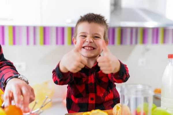 Genç Neşeli Baba Oğul Yemek Sağlıklı Kahvaltı Blender Ile Kırmızı — Stok fotoğraf