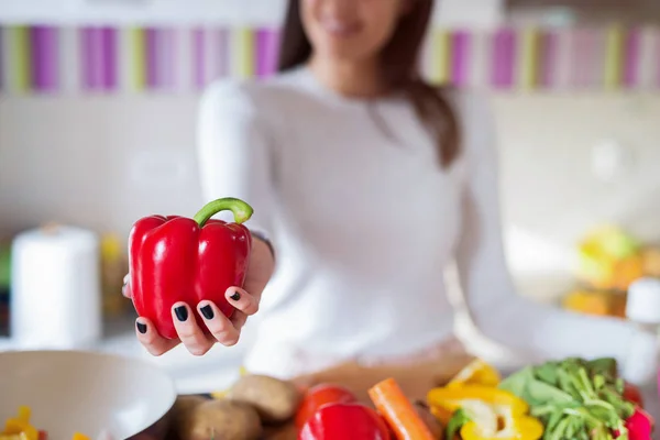 Ung Vacker Kvinna Matlagning Hälsosam Frukost Håller Färsk Röd Paprika — Stockfoto