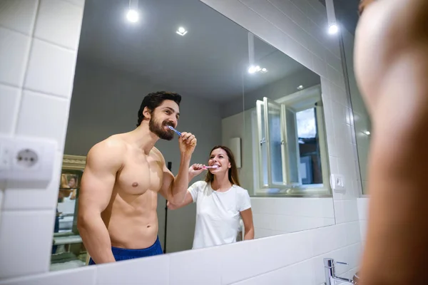 幸せな若い愛カップル一緒に歯を磨くの浴室で — ストック写真