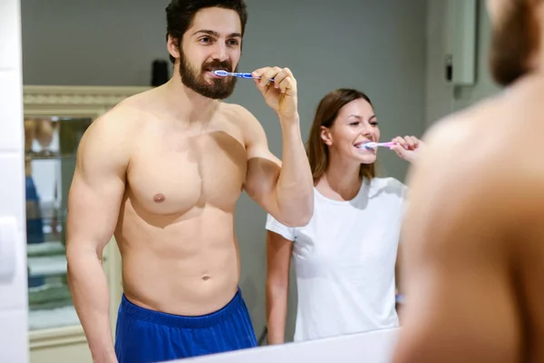 Gelukkig Jonge Liefde Paar Samen Badkamer Tandenpoetsen — Stockfoto