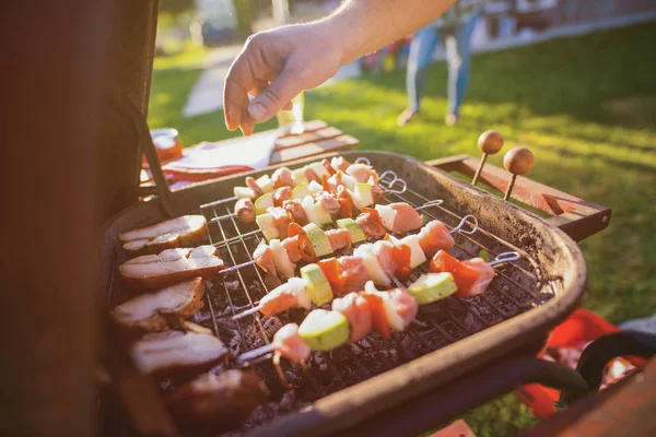 Muž Vaření Zeleniny Masa Grilu Zahradě — Stock fotografie