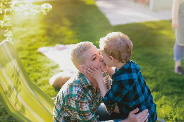 Matka Syn Emocionální Momenty Objímání Líbání Přírodě — Stock fotografie