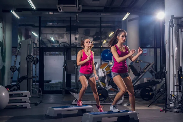 Två Unga Sportiga Kvinnor Göra Övningar Gymmet — Stockfoto