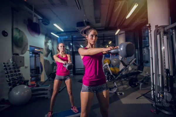 Bir Spor Salonunda Egzersiz Iki Sevimli Sportif Kız Step Üzerinde — Stok fotoğraf