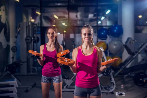 Två Unga Friska Sportiga Kvinnor Tränar Med Vikter Gymmet — Stockfoto