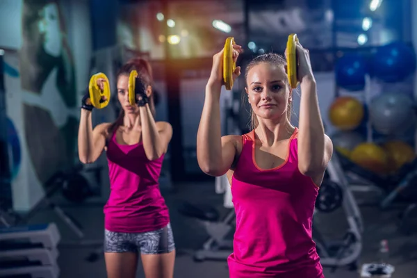 Två Unga Friska Sportiga Kvinnor Tränar Med Vikter Gymmet — Stockfoto