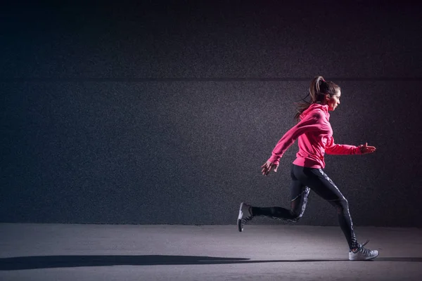 Retrato Jovem Mulher Magra Sportswear Correndo Contra Parede Escura — Fotografia de Stock