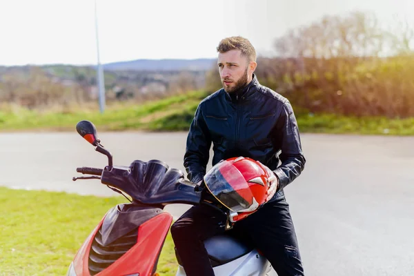 Pemuda Tampan Duduk Sepeda Dengan Helm Tangannya — Stok Foto