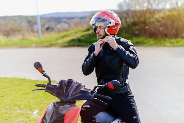 Pemuda Tampan Duduk Sepeda Dengan Helm Tangannya — Stok Foto