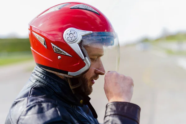Pemuda Sporty Meletakkan Helm Sepeda Motor Kepalanya Siap Untuk Naik — Stok Foto