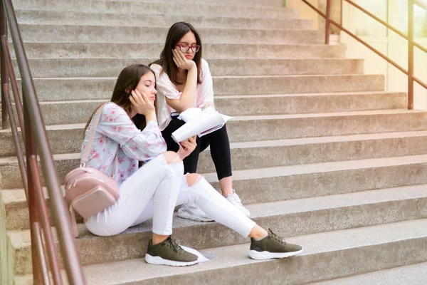 Дві Усміхнені Гарненькі Школярки Читають Нотатки Разом Сходах Розважаються — стокове фото