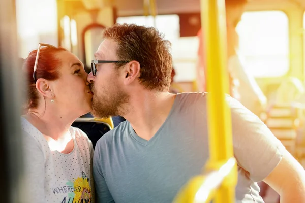 Jovem Homem Feliz Mulher Beijando Ônibus — Fotografia de Stock