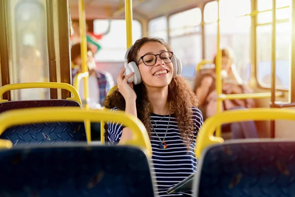 Vacker Ung Lockigt Student Flicka Sitter Buss Och Lyssnar Musik — Stockfoto