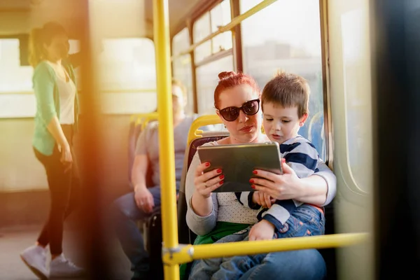 Жінка Тримає Маленького Сина Показує Планшетний Під Час Подорожі Автобусом — стокове фото